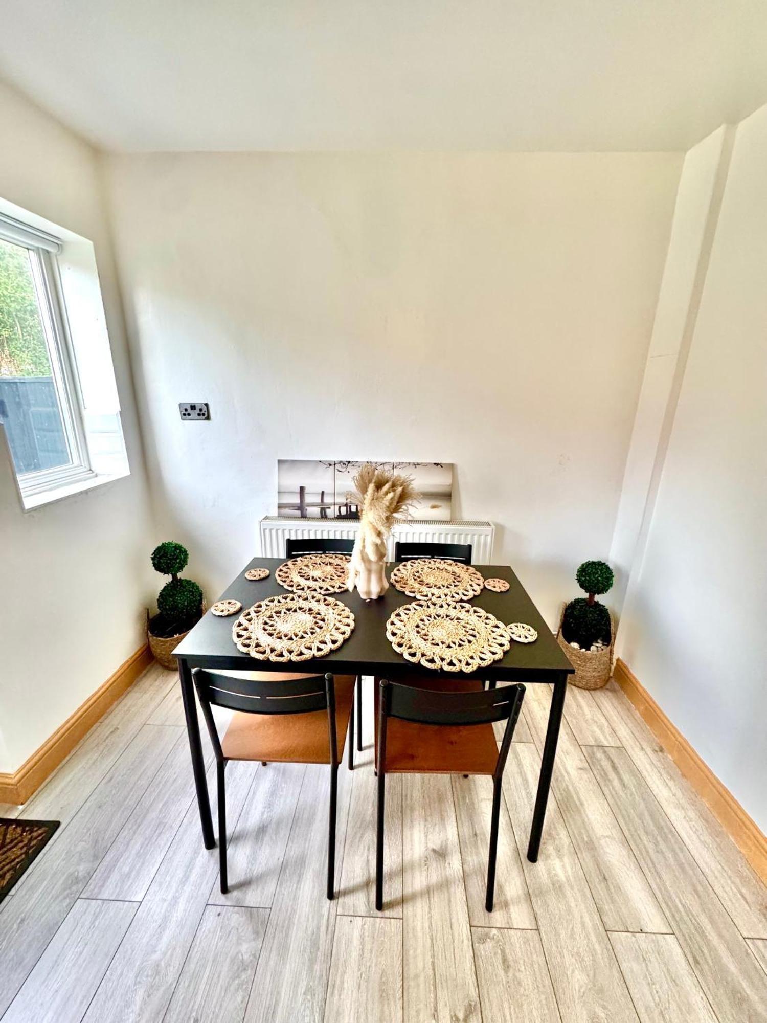 شقة Contractor Haven- 3Bdr Crew House, Free Parking, Fast Wifi & Private Garden نوتينغهام المظهر الخارجي الصورة
